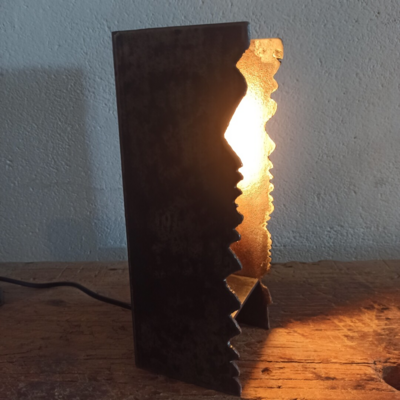 LIND01-lampe tube carré découpé-des choes a fer-02.jpg