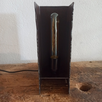 LIND01-lampe tube carré découpé-des choes a fer-03.jpg