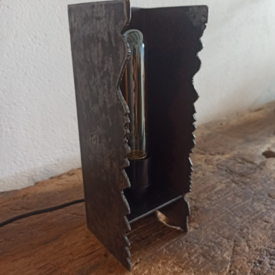 LIND01-lampe tube carré découpé-des choes a fer-04.jpg