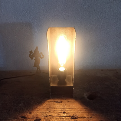 LIND01-lampe tube carré découpé-des choes a fer-01.jpg